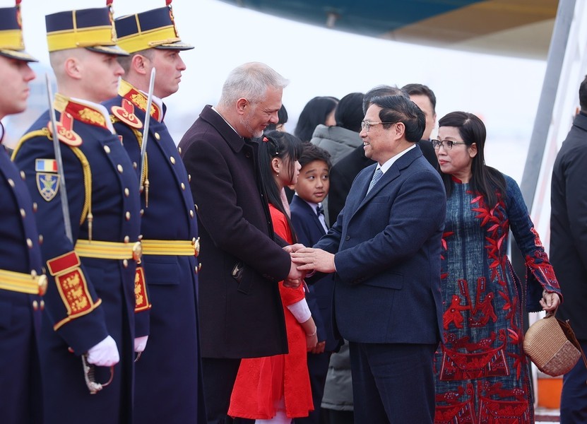Lễ đón Thủ tướng Chính phủ Phạm Minh Chính và Phu nhân tại sân bay quốc tế Henri Coanda ở thủ đô Bucharest, Romania. Ảnh: TTXVN