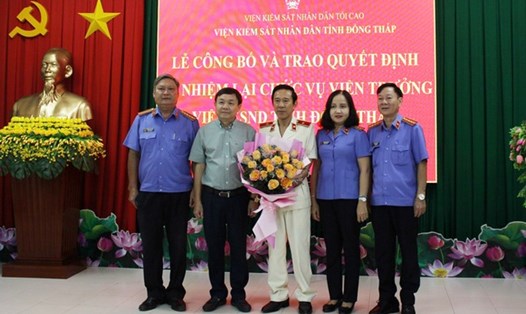 Ông Nguyễn Văn Hồng (ở giữa) nhận quyết định bổ nhiệm. Ảnh: Cổng thông tin Đồng Tháp