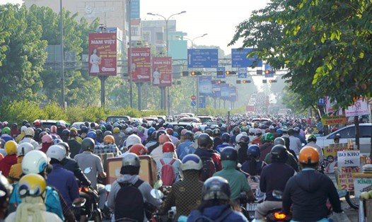 Tình trạng ùn tắc giao thông khu vực bên ngoài sân bay Tân Sơn Nhất trước Tết. Ảnh: Anh Tú