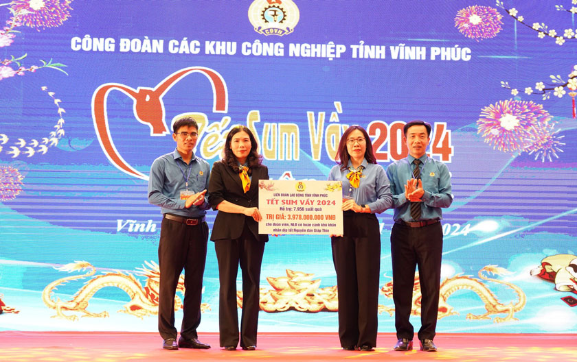 Chủ tịch LĐLĐ tỉnh Vĩnh Phúc Trịnh Thị Thoa trao số tiền hỗ trợ cho đoàn viên, người lao động có hoàn cảnh khó khăn.