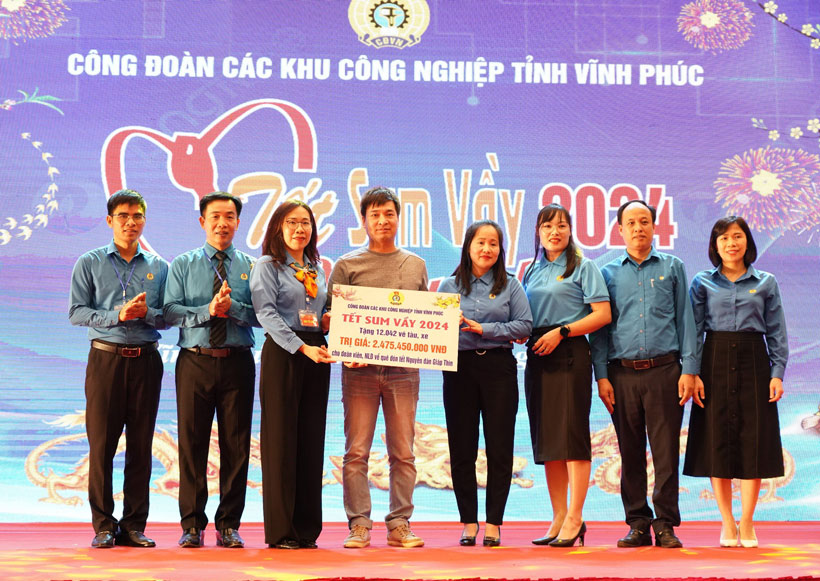 Chủ tịch Công đoàn Các KCN tỉnh Bành Hải Ninh trao vé tàu, xe tặng đoàn viên, người lao động về quê đón Tết. 