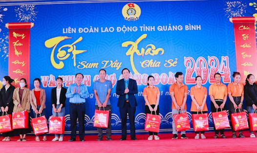 Lãnh đạo tỉnh Quảng Bình và LĐLĐ tỉnh trao quà cho người lao động. Ảnh: Lê Phi Long