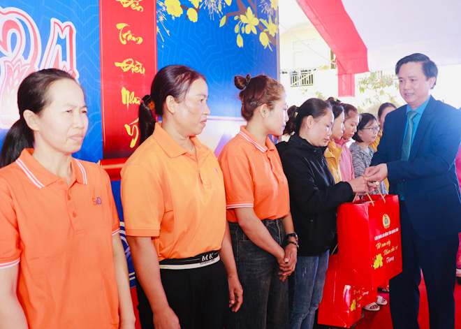 Ông Phạm Tiến Nam - Chủ tịch LĐLĐ Quảng Bình trao quà cho người lao động. Ảnh: Lê Phi Long