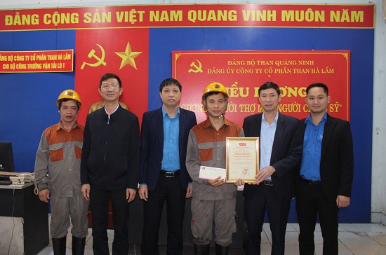 Trao thưởng cho thợ mỏ đạt thành tích cao ngay tại nhà giao ca. Ảnh: TT TKV