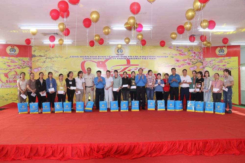 Lãnh đạo LĐLĐ tỉnh Thanh Hóa trao quà cho người lao động có hoàn cảnh khó khăn Công ty TNHH Sakurai Việt Nam. Ảnh: Quách Du