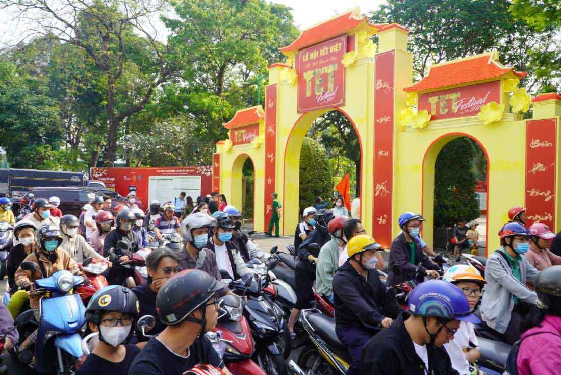 Người dân đến tham gia vui chơi khiến các bãi giữ xe trở nên quá tải. Hình ảnh người dân xếp hàng chờ gửi xe để vào Lễ hội Tết Việt ở công viên Lê Văn Tám trong sáng ngày 21.1.