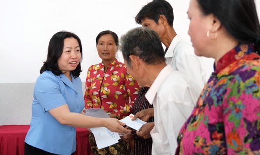 Phó Chủ tịch Tổng LĐLĐ Việt Nam tặng quà và thăm hỏi hộ gia đình có hoàn cảnh khó khăn tại TP Vị Thanh, tỉnh Hậu Giang. Ảnh: Phong Linh. 