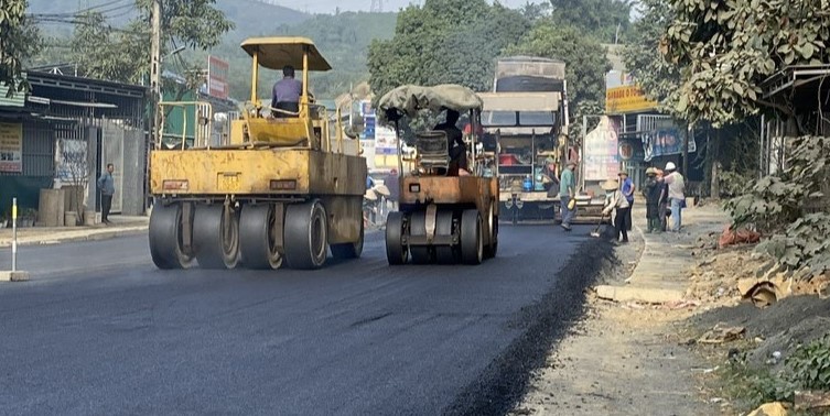 Công nhân tăng ca làm việc xuyên trưa đẩy nhanh tiến độ dự án. Ảnh: Minh Nguyễn