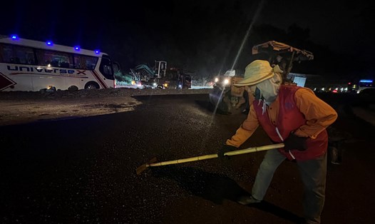 Công nhân tăng ca ban đêm tại dự án xử lý dốc "tử thần" trên Quốc lộ 6. Ảnh: Minh Nguyễn