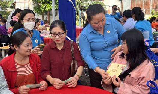 Bà Lê Thị Kim Thúy - Phó Chủ tịch LĐLĐ TPHCM (thứ hai từ phải qua) - tặng quà Tết Giáp Thìn 2024 cho các nghiệp đoàn viên. Ảnh: Đức Long