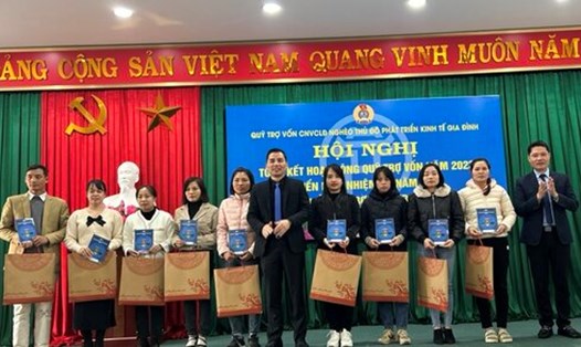 Lãnh đạo LĐLĐ Thành phố Hà Nội và lãnh đạo Quỹ trao sản phẩm hỗ trợ phát triển cộng đồng cho người lao động vay vốn. Ảnh: Phạm Hoà