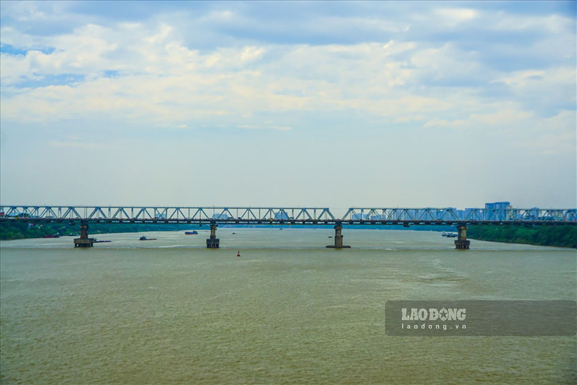 Cầu Chương Dương bắc qua sông Hồng, nối hai quận Hoàn Kiếm và Long Biên được hoàn thành vào năm 1985. Hiện lưu lượng phương tiện qua cầu đã tăng gấp 8 lần so với thiết kế. Ảnh: Tùng Giang