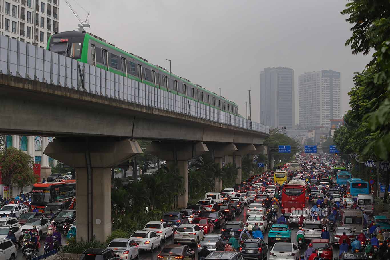 Dù tuyến đường sắt đô thị 2A Cát Linh - Hà Đông đã đi vào khai thác thương mại, nhưng lượng xe cá nhân vẫn còn rất lớn. Chính vì thế ùn tắc thường xuyên xảy ra trên trục đường này.