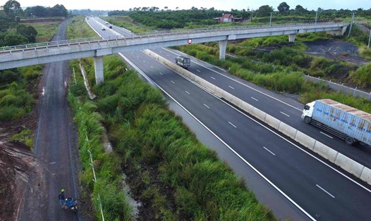 Đường gom dân sinh và đường dẫn các đầu cầu vượt trên cao tốc Phan Thiết - Dầu Giây chưa hoàn thành xây dựng. Ảnh: Hà Anh Chiến