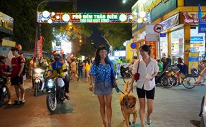 What do residents and tourists say about the first night street in Thu Duc City?