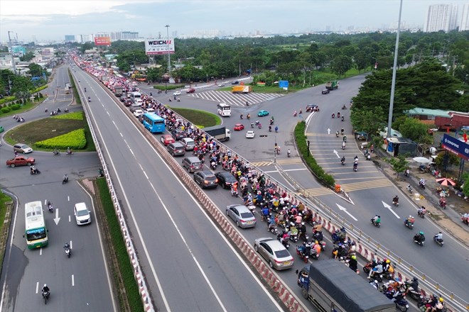 Quốc lộ 1 qua huyện Bình Chánh thường xuyên kẹt xe dịp lễ, Tết . Ảnh: Thanh Vũ