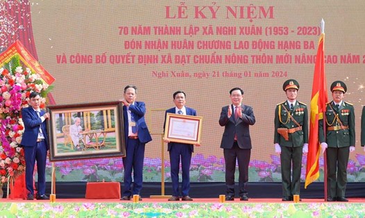 Chủ tịch Quốc hội Vương Đình Huệ trao Huân chương Lao động hạng Ba do Chủ tịch nước tặng Đảng bộ, chính quyền và nhân dân xã Nghi Xuân. Ảnh: Hải Đăng