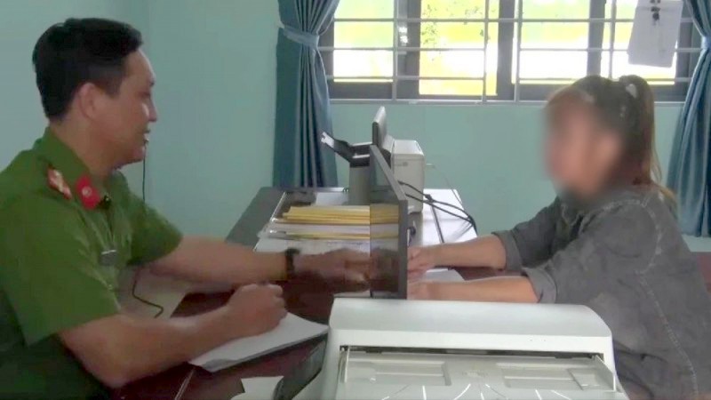 Công an Đắk Nông làm việc với một chủ đại lý kinh doanh nông sản tuyên bố vỡ nợ. Ảnh: Công an cung cấp