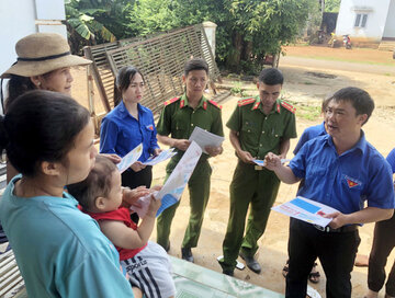 Công an các địa phương trên địa bàn tỉnh Đắk Nông đang phối hợp với các ngành chức năng tuyên truyền người dân chủ động phòng chống các loại tội phạm. Ảnh: Công an cung cấp