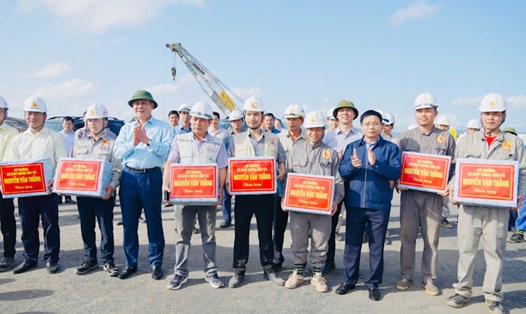 Bộ trưởng Bộ GTVT Nguyễn Văn Thắng tặng quà động viên công nhân lao động đang làm việc tại công trường. Ảnh: Anh Tuấn