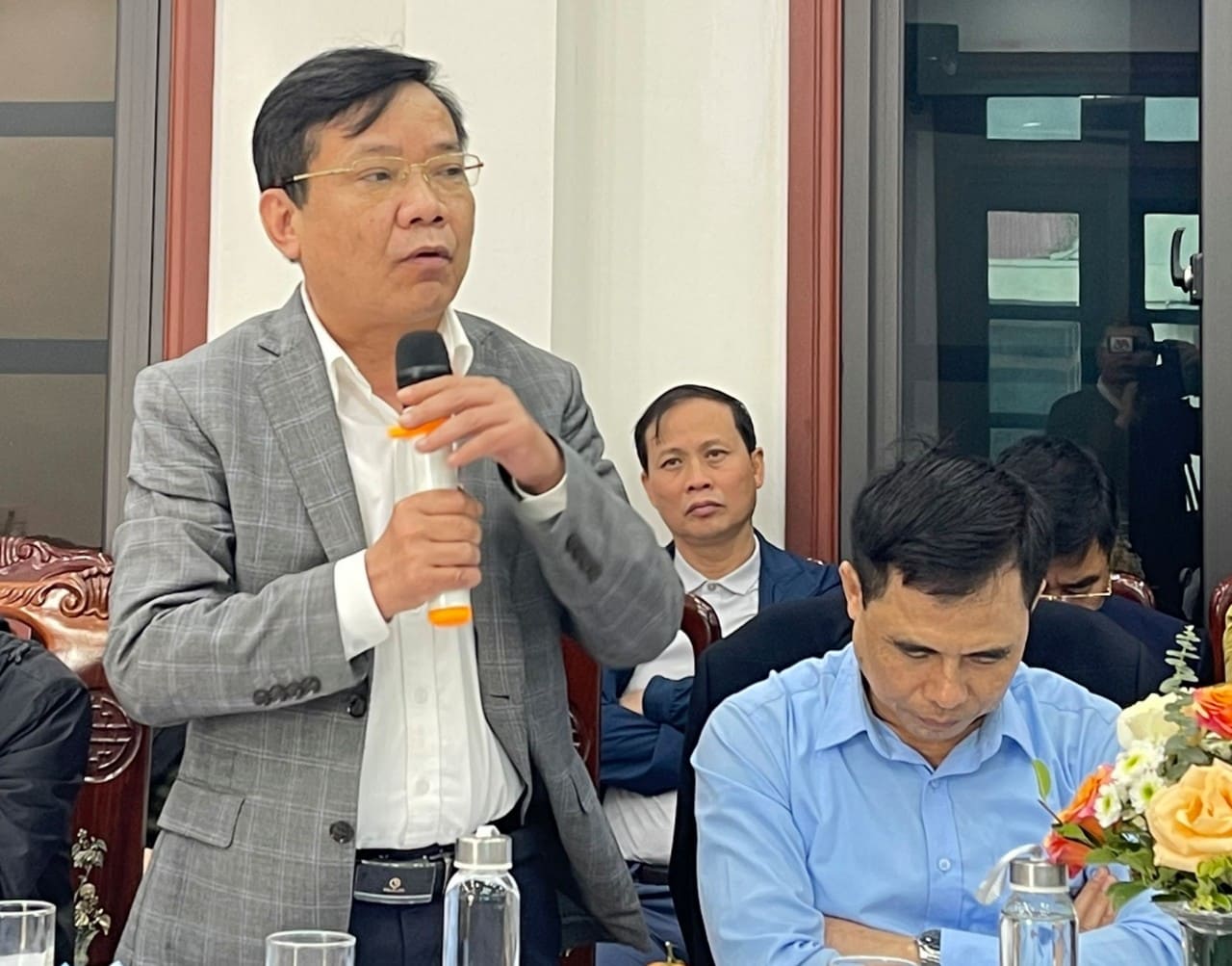Ông Phạm Thái Hòa, Giám đốc Bệnh viện Đa khoa huyện Nho Quan trả lời câu hỏi của PV Lao Động tại buổi họp báo sáng nay (15.1). Ảnh: Nguyễn Trường