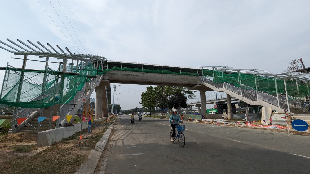 Công trình băng ngang xa lộ Hà Nội, dài khoảng 80 m, rộng 3,5 m, tĩnh không (chiều cao từ đất đến mặt cầu) gần 5 m, kết nối từ đường song hành ở phía Khu Công nghệ cao đến nhà ga. Hiện, cầu đã rõ hình hài sau gần hai tháng nhà thầu lắp các phiến dầm đầu tiên