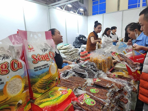 Nhiều đặc sản làng nghề có mặt tại chợ Tết Công đoàn năm 2024. Ảnh: Minh Hạnh 