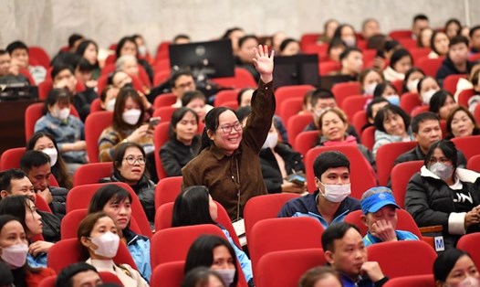 Công nhân vui mừng tham dự chương trình Tết Sum vầy do Liên đoàn Lao động Thành phố Hà Nội tổ chức. Ảnh: Thế Đại 