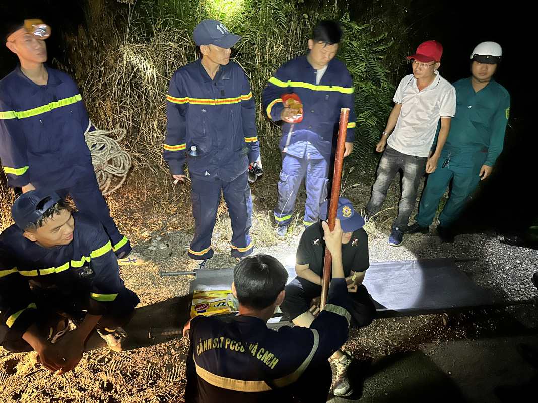 Lực lượng cứu nạn, cứu hộ tiếp cận 2 du khách leo núi Cô Tiên trong đêm. Ảnh: Hoàng Anh