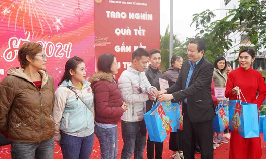 Lãnh đạo Liên đoàn Lao động TP Hải Phòng tặng quà của UBND thành phố tới công nhân, lao động có hoàn cảnh khó khăn nhân dịp Tết. Ảnh: Mai Dung
