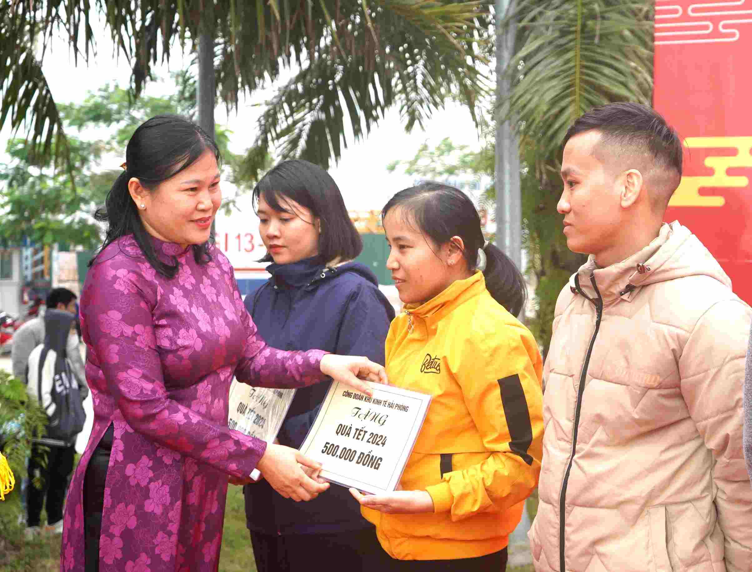 Bà Đinh Thị Thúy Hà - Chủ tịch Công đoàn Khu kinh tế Hải Phòng tặng quà Tết công nhân lao động. Ảnh: Mai Dung