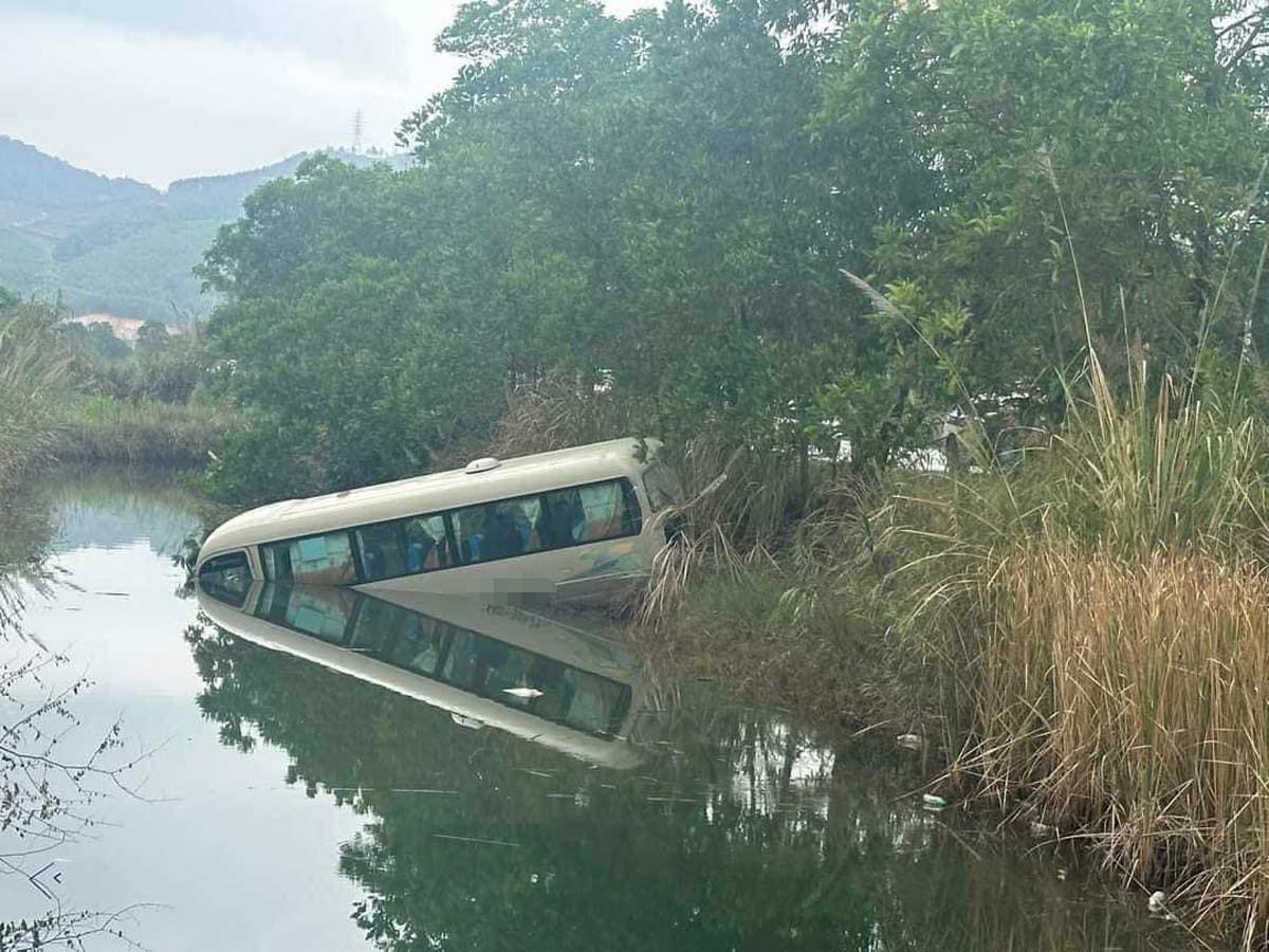 Xe khách lao xuống hồ nước, 22 hành khách thoát nạn tại Quảng Ninh. Ảnh: Người dân cung cấp