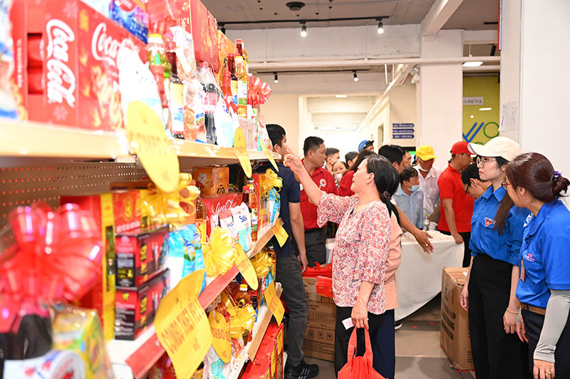 Coca-Cola hỗ trợ 4,5 tỉ đồng, cùng Trung ương Hội Chữ thập đỏ Việt Nam trao nhiều phần quà ý nghĩa đến hàng nghìn gia đình trên khắp cả nước. Ảnh: DN cung cấp