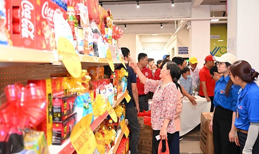 Coca-Cola hỗ trợ 4,5 tỉ đồng, cùng Trung ương Hội Chữ thập đỏ Việt Nam trao nhiều phần quà ý nghĩa đến hàng nghìn gia đình trên khắp cả nước. Ảnh: DN cung cấp