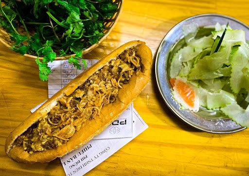 Bánh mì pate chân cầu Đò Quan nổi nhất Nam Định ngon cỡ nào?