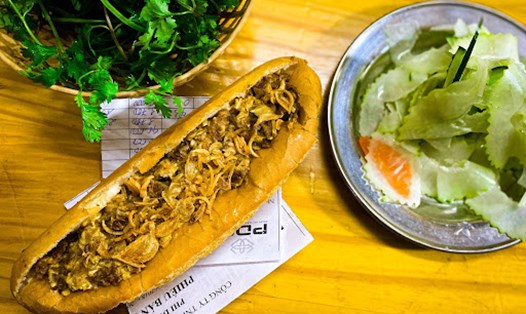 Bánh mì pate chân cầu Đò Quan - đặc sản trứ danh Nam Định giá chỉ 12.000 đồng. Ảnh: Hải Anh