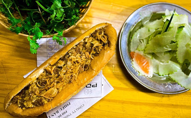 Bánh mì pate chân cầu Đò Quan - đặc sản trứ danh Nam Định giá chỉ 12.000 đồng. Ảnh: Hải Anh