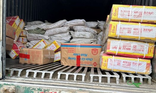 Lực lượng chức năng tỉnh Quảng Trị phát hiện, tạm giữ lượng lớn thực phẩm không rõ nguồn gốc, xuất xứ. Ảnh: Hưng Thơ