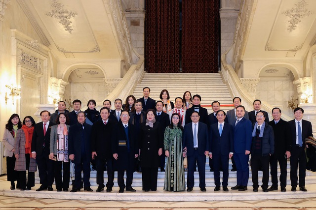Thủ tướng Chính phủ Phạm Minh Chính và đoàn đại biểu cấp cao Việt Nam tham quan Tòa nhà Quốc hội Romania. Ảnh: VGP