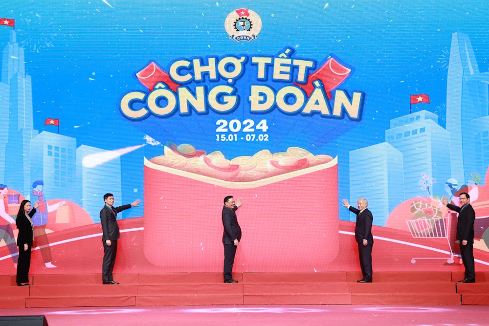 Các đại biểu thực hiện nghi thức ra mắt Chợ Tết Công đoàn 2024 trên sàn thương mại điện tử. Ảnh: Hải Nguyễn.