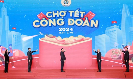 Các đại biểu thực hiện nghi thức ra mắt Chợ Tết Công đoàn 2024 trên sàn thương mại điện tử. Ảnh: Hải Nguyễn.