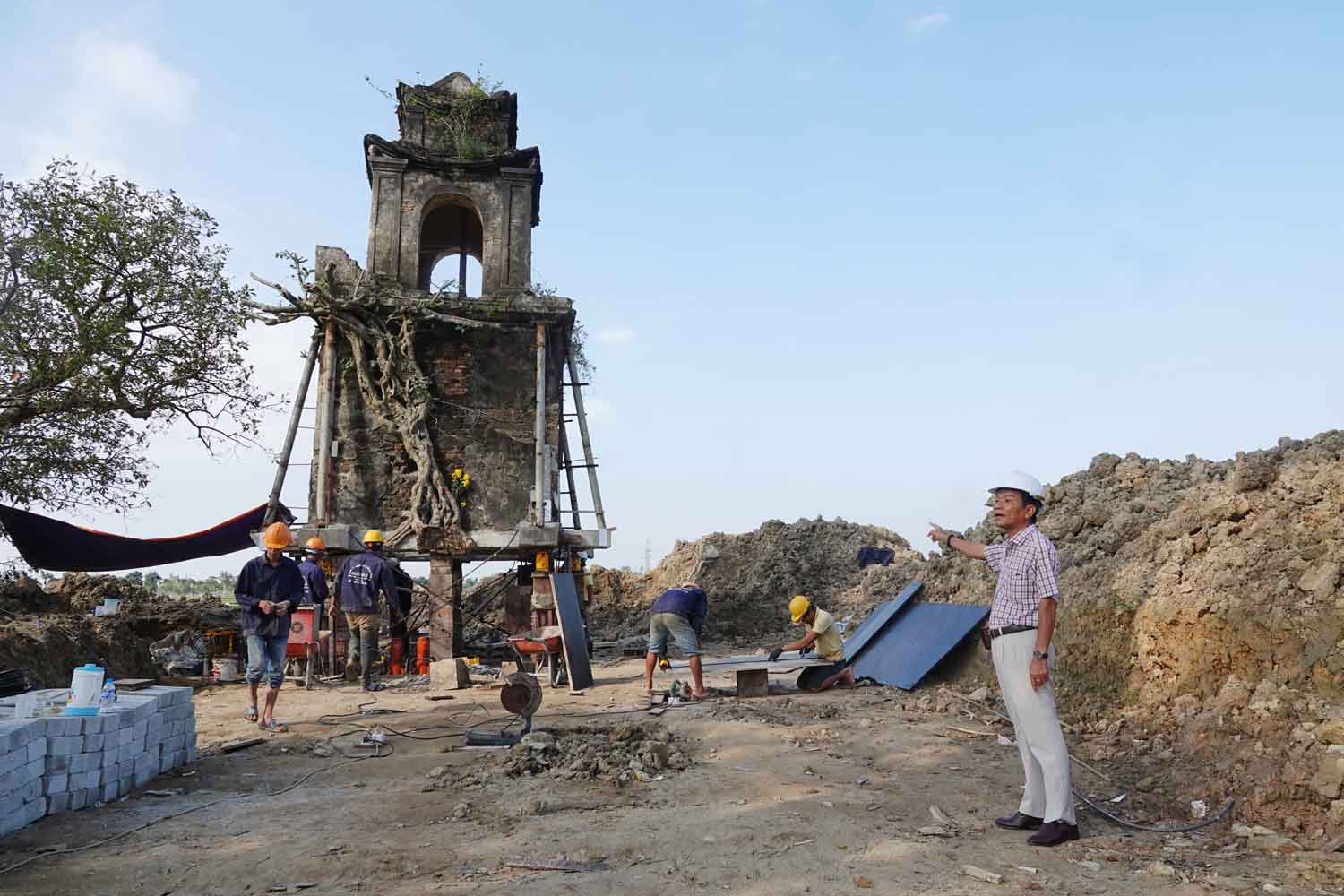 Thần đèn Nguyễn Văn Cư bên cổng đền đã hoàn thành di dời và nâng cao thêm 1,2m. Ảnh: Trần Tuấn.