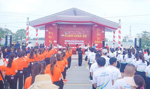 Hơn 1.500 công nhân  Khu Kinh tế Đông Nam Nghệ An tham dự chương trình Tết sum vầy. Ảnh: Quang Đại
