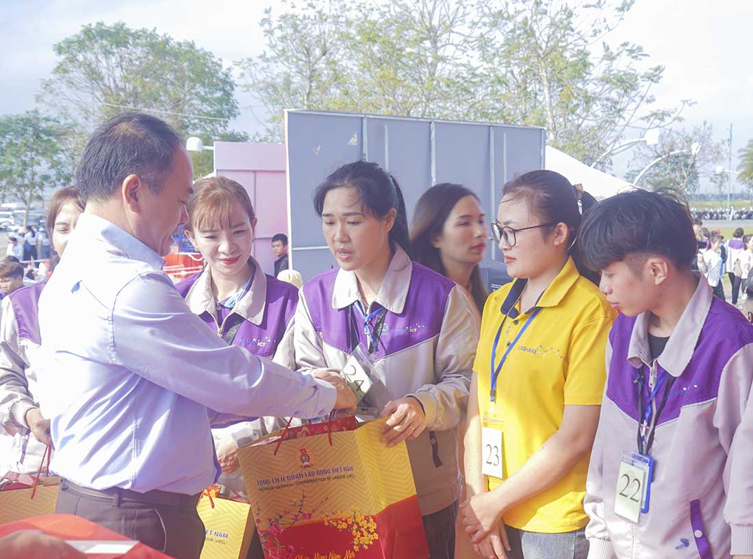 Trưởng Ban Quản lý Khu Kinh tế Đông Nam Nghệ An Lê Tiến Trị trao quà Tết cho công nhân. Ảnh: Quang Đại