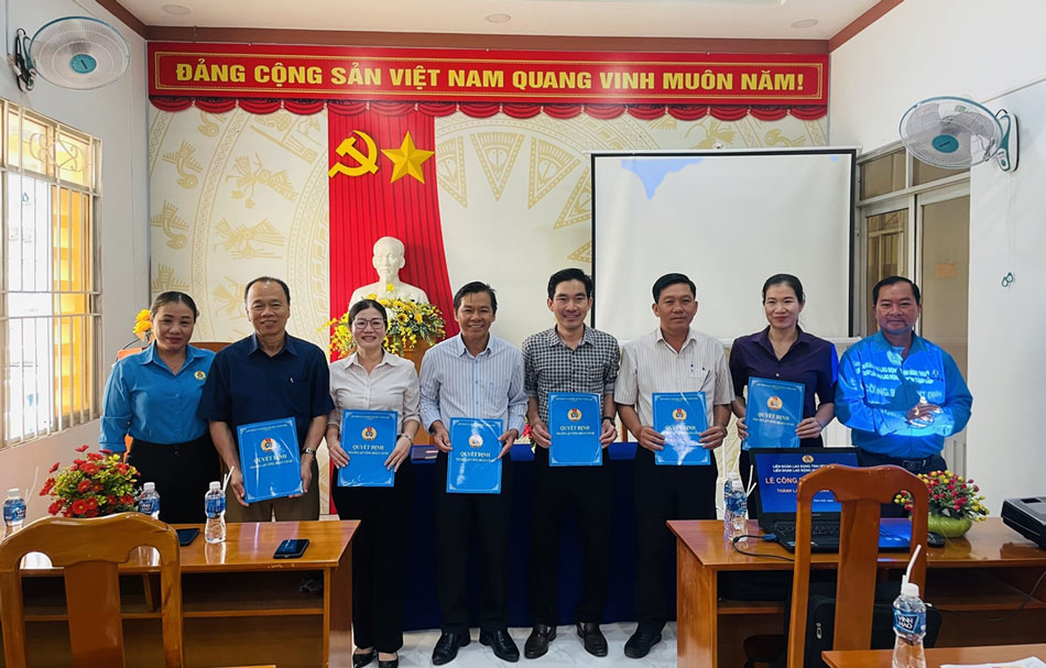 Ông Nguyễn Lắm - Chủ  tịch LĐLĐ huyện Tánh Linh trao Quyết định thành lập 6 CĐCS. Ảnh: LĐLĐ Tánh Linh