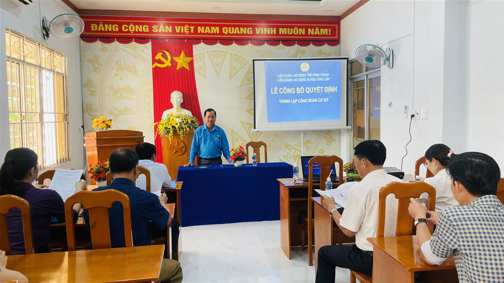 Ông Nguyễn Lắm - Chủ  tịch LĐLĐ huyện Tánh Linh phát biểu giao nhiệm vụ cho 6 CĐCS vừa thành lập. Ảnh: LĐLĐ Tánh Linh