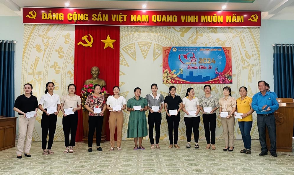LĐLĐ huyện Tánh Linh, Bình Thuận trao quà Tết sum vầy 2024 cho đoàn viên, người lao động có hoàn cảnh gia đình khó khăn. Ảnh: LĐLĐ Tánh Linh