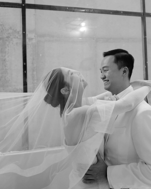 Bộ ảnh cưới tối giản của Diễm My 9X. Ảnh: Facebook nhân vật