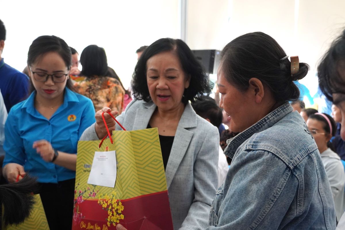 Bà Trương Thị Mai tặng quà cho công nhân lao động có hoàn cảnh đặc biệt khó khăn. Ảnh: Thành An