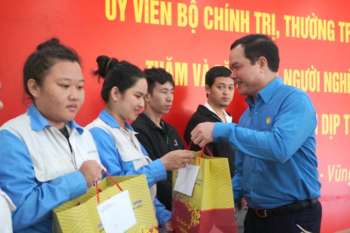 Ông Nguyễn Đình Khang trao tặng quà cho công nhân lao động Bà Rịa - Vũng Tàu. Ảnh: Thành An